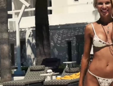 H Ασημίνα Ιγγλέζου προκαλεί «καύσωνα» μέσα στα χιόνια